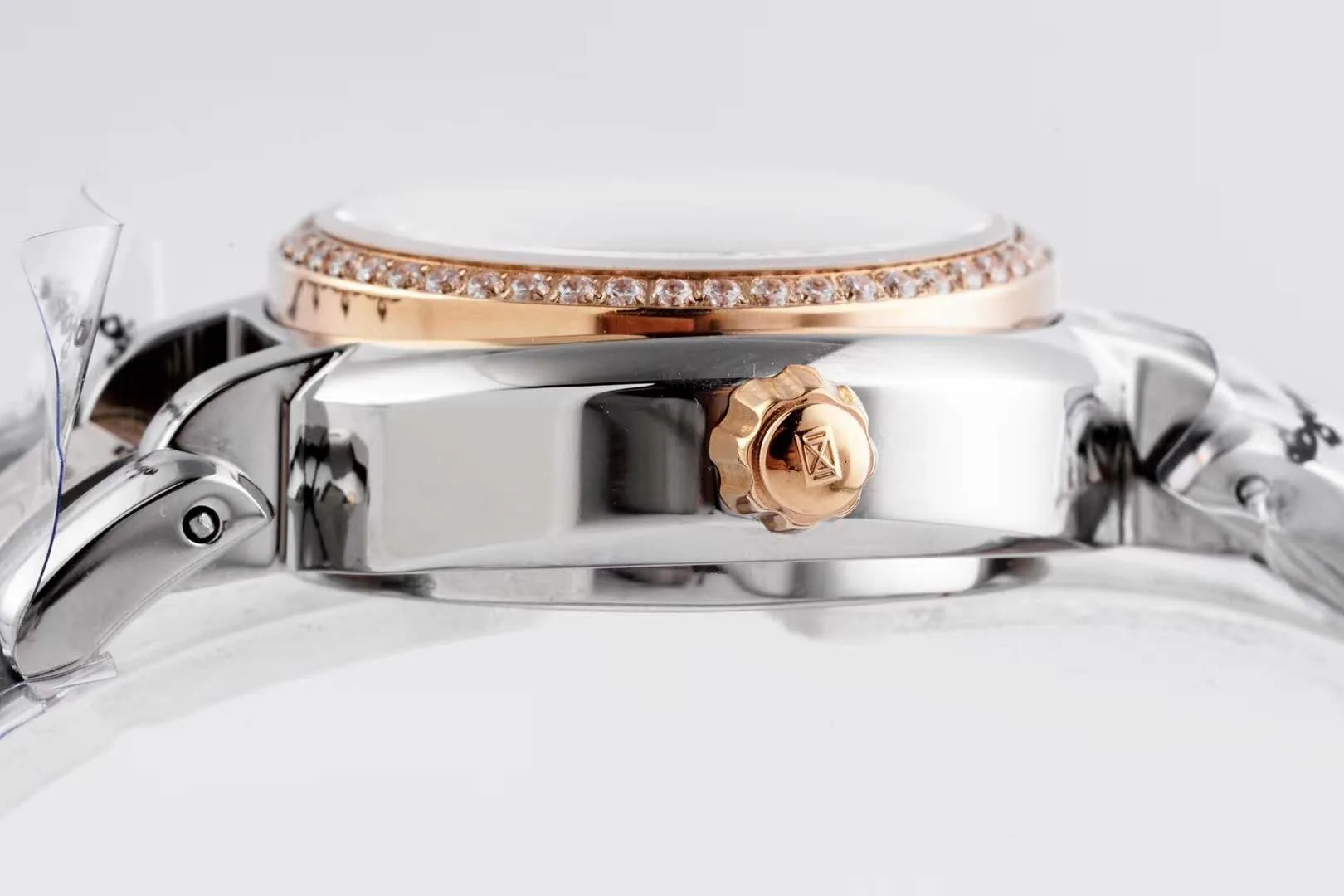 Primaluna quadrante MOP bianco con indici con diamanti e lunetta con diamanti in oro rosa - immagine 9