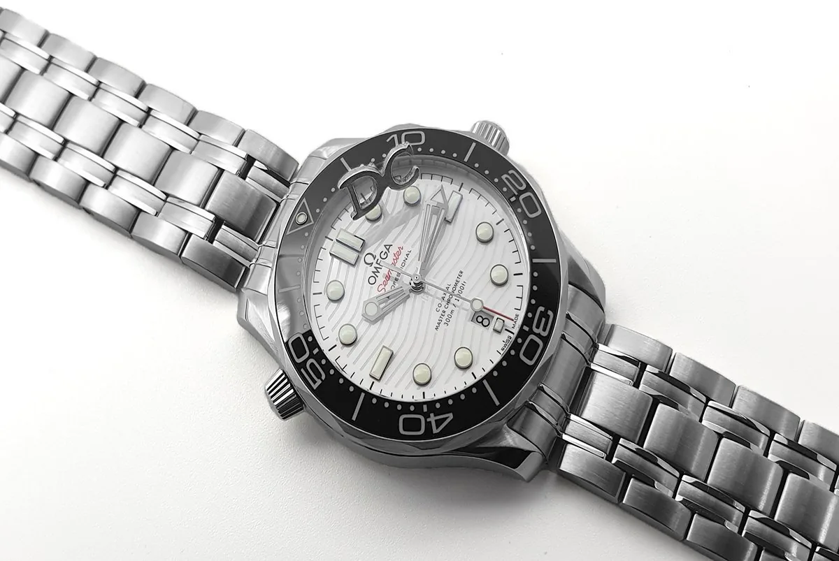 Seamaster Diver 300M Omega Co-Axial Master Chronometer 42mm cadran blanc lunette noire – Image 2
