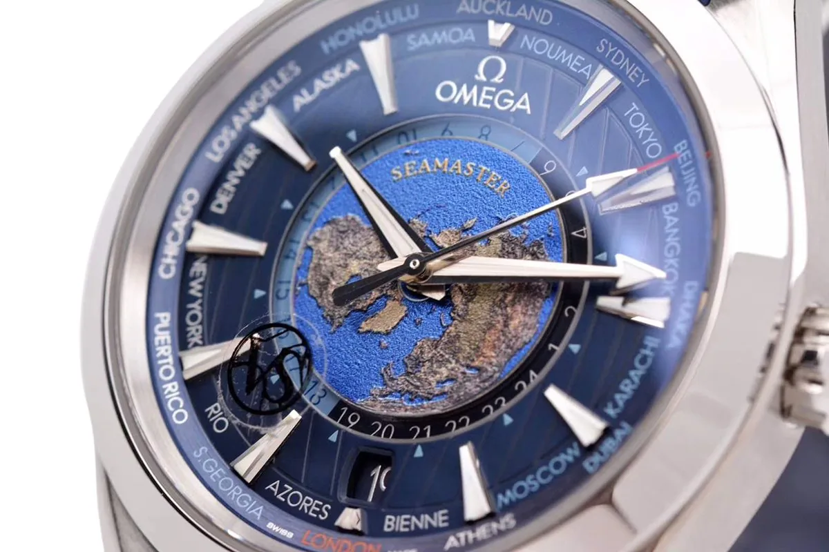 Seamaster Aqua Terra Worldtimer Master Chronometer cadran bleu sur bracelet en caoutchouc bleu – Image 3