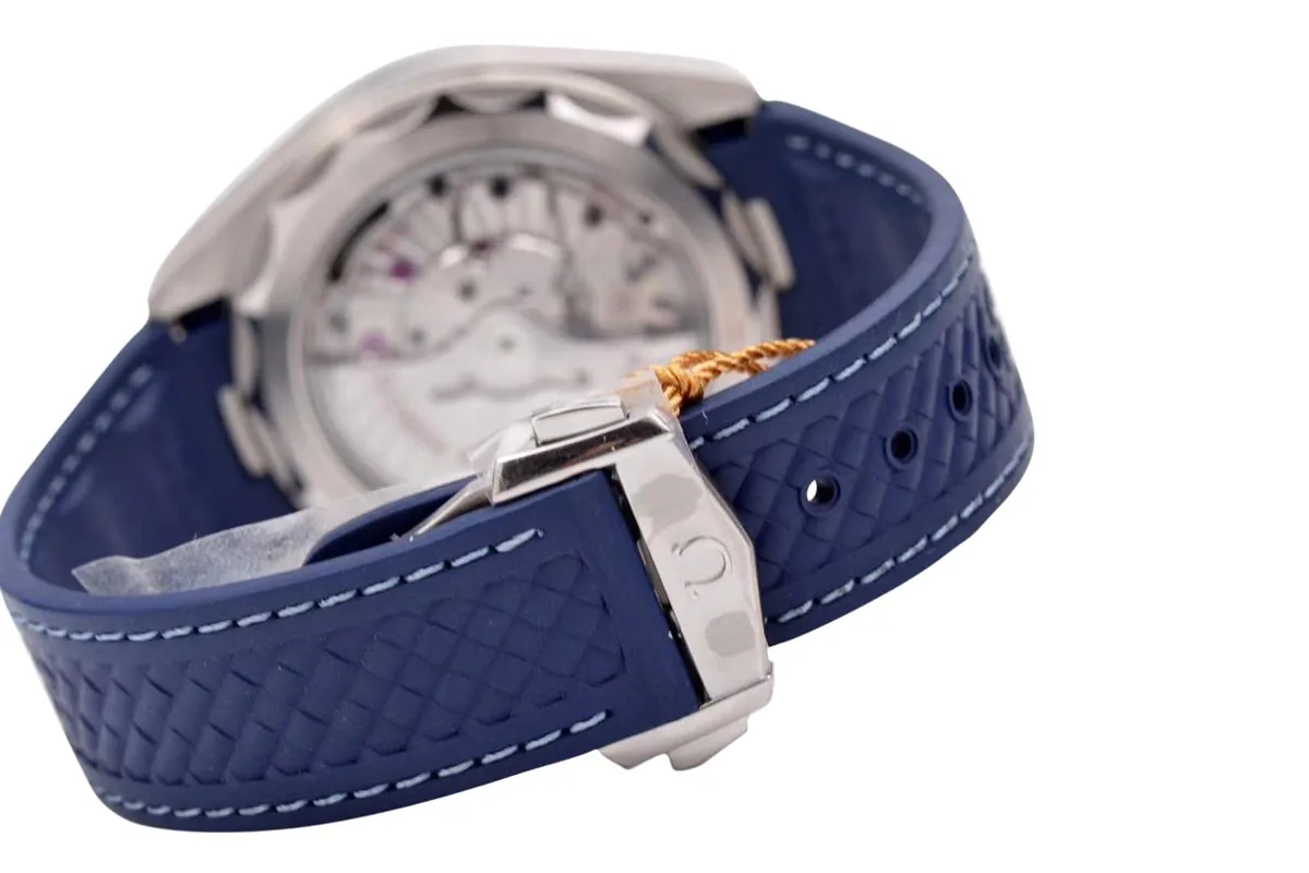 Seamaster Aqua Terra Worldtimer Master Chronometer cadran bleu sur bracelet en caoutchouc bleu – Image 7