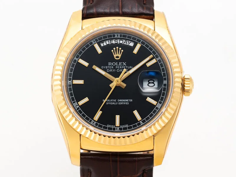 Day-Date 40 cadran noir en or jaune sur bracelet en cuir – Image 8