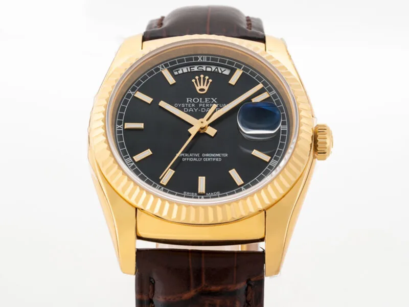 Day-Date 40 cadran noir en or jaune sur bracelet en cuir – Image 7