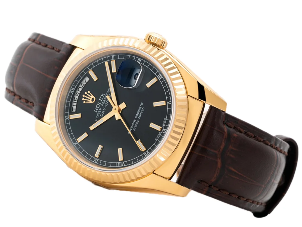 Day-Date 40 cadran noir en or jaune sur bracelet en cuir – Image 3