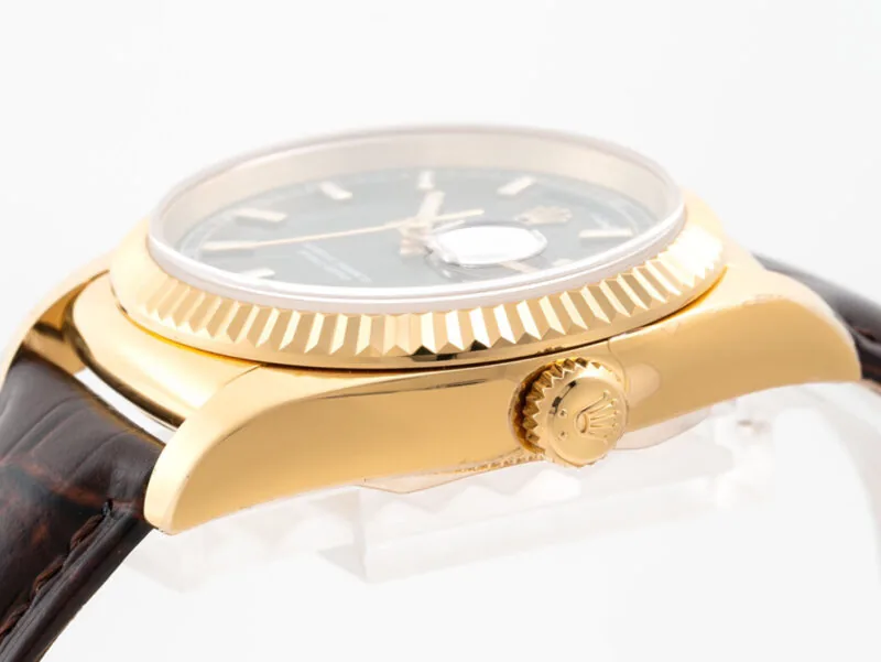 Day-Date 40 cadran noir en or jaune sur bracelet en cuir – Image 6