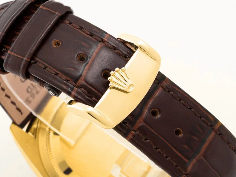 Day-Date 40 cadran noir en or jaune sur bracelet en cuir – Image 4