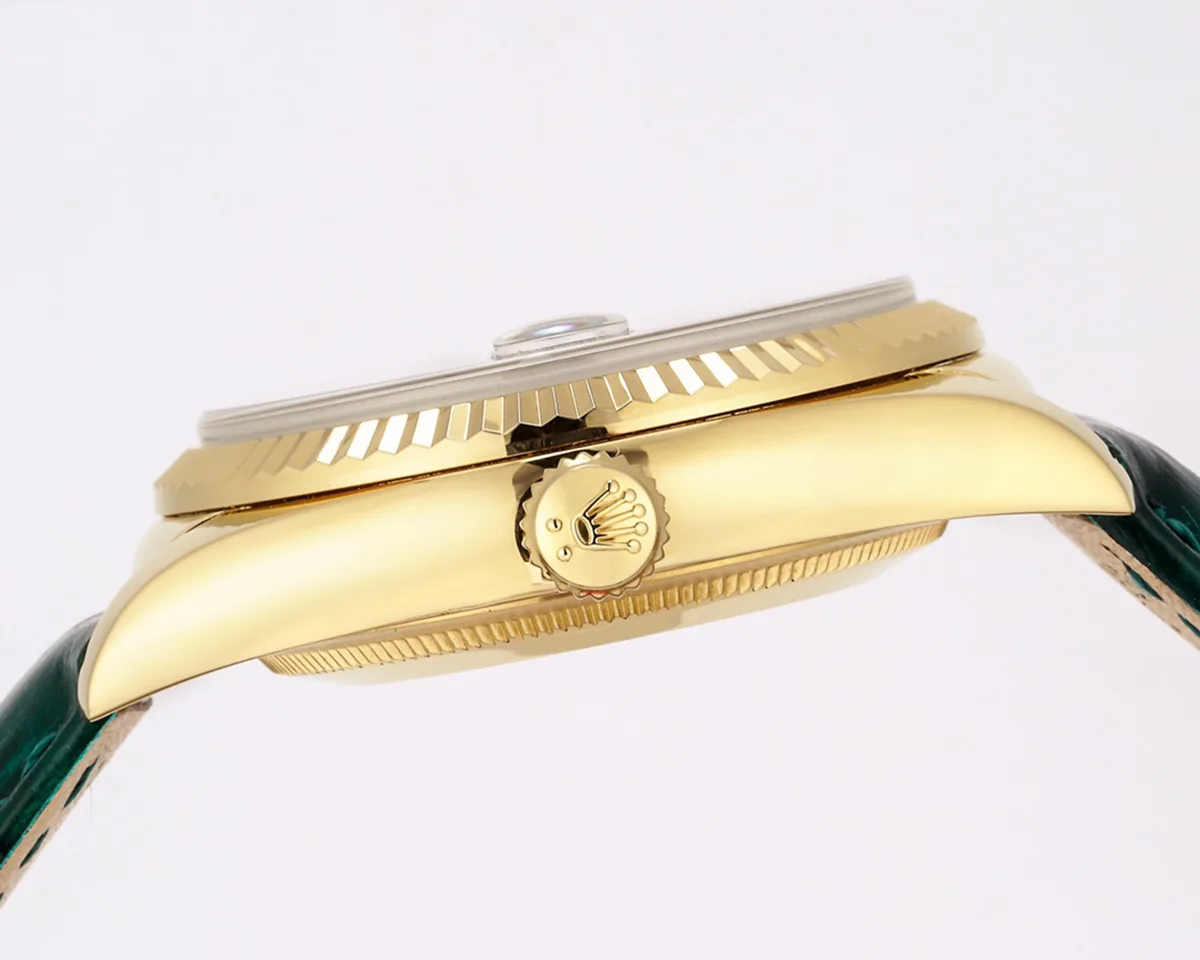 Day-Date 40 esfera blanca en oro amarillo con correa de piel - Imagen 4