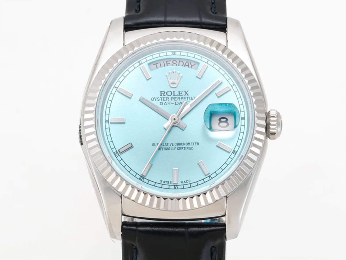 Day-Date 40 cadran bleu glacier en or blanc sur bracelet en cuir – Image 3