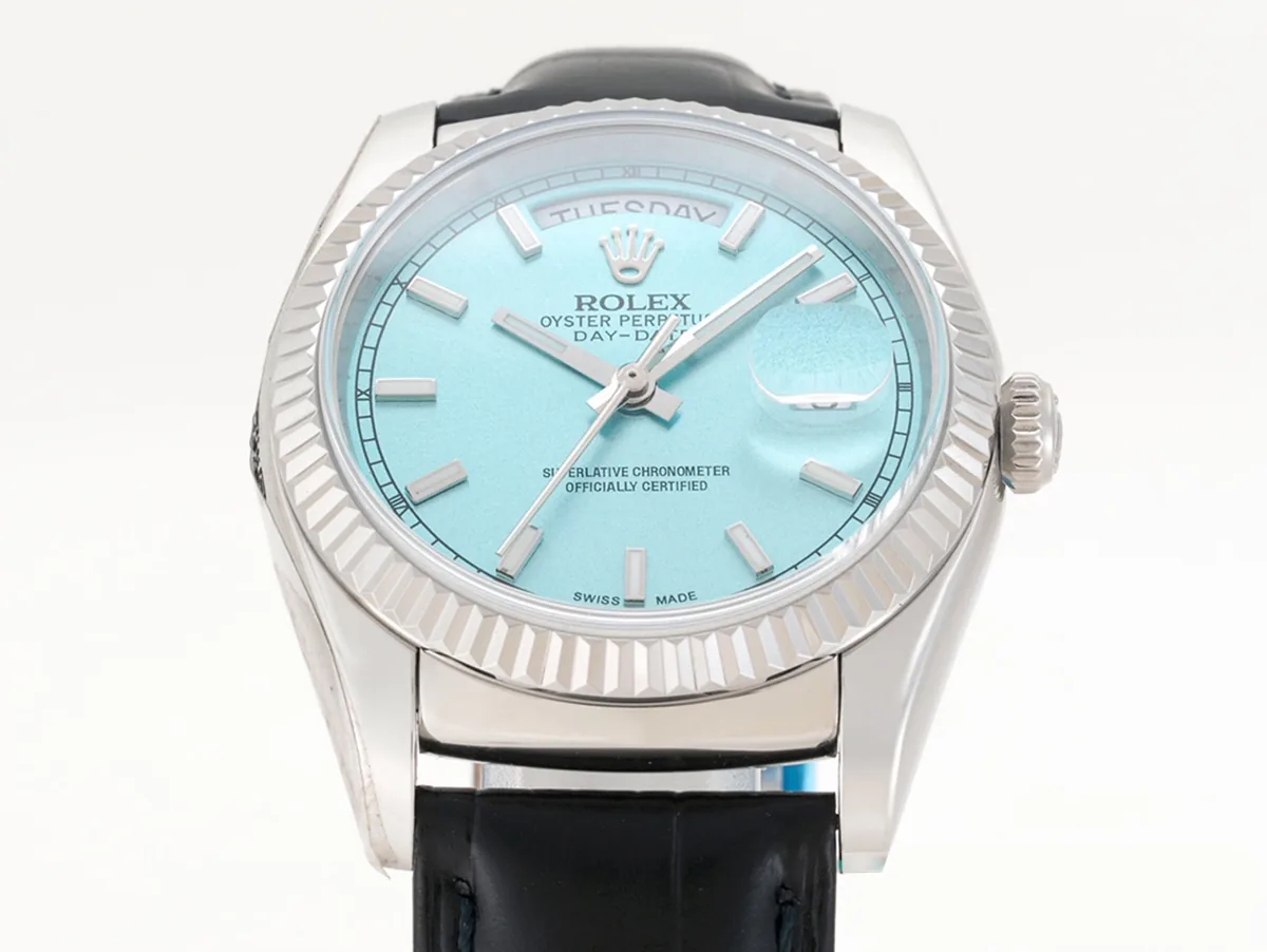 Day-Date 40 cadran bleu glacier en or blanc sur bracelet en cuir – Image 4