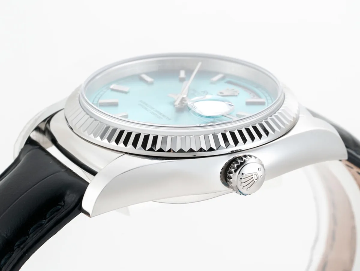 Day-Date 40 cadran bleu glacier en or blanc sur bracelet en cuir – Image 5