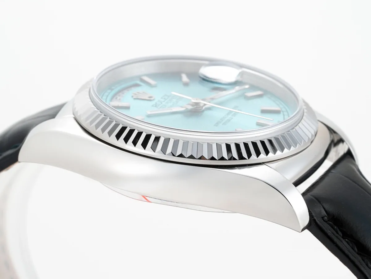 Day-Date 40 cadran bleu glacier en or blanc sur bracelet en cuir – Image 6