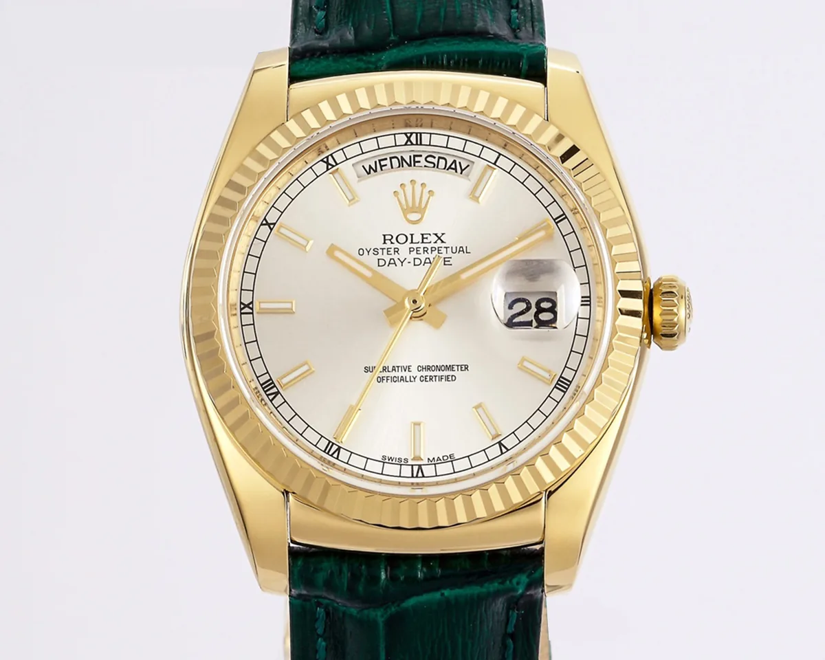 Day-Date 40 cadran vert en or jaune sur bracelet en cuir – Image 4