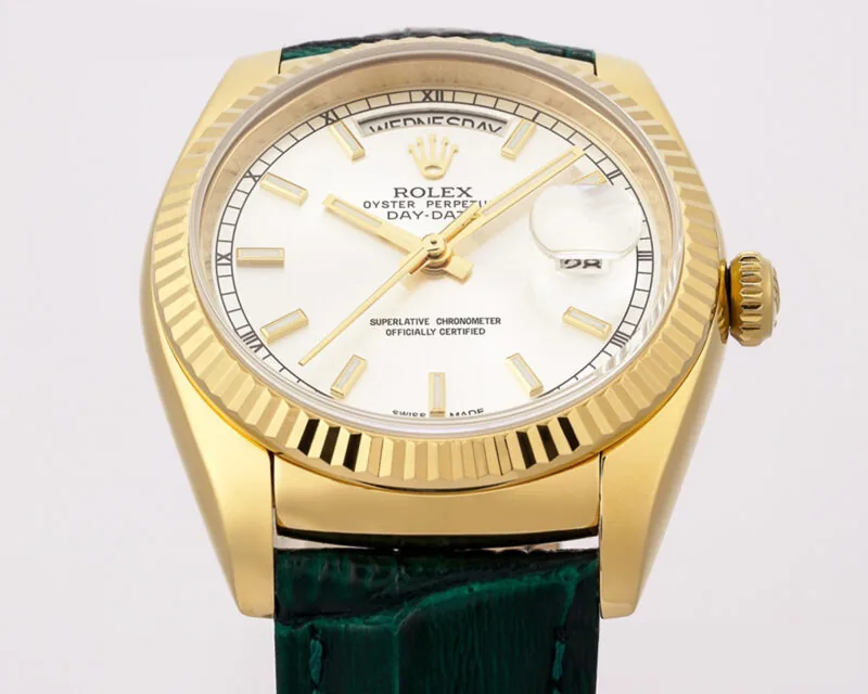 Day-Date 40 cadran vert en or jaune sur bracelet en cuir – Image 5