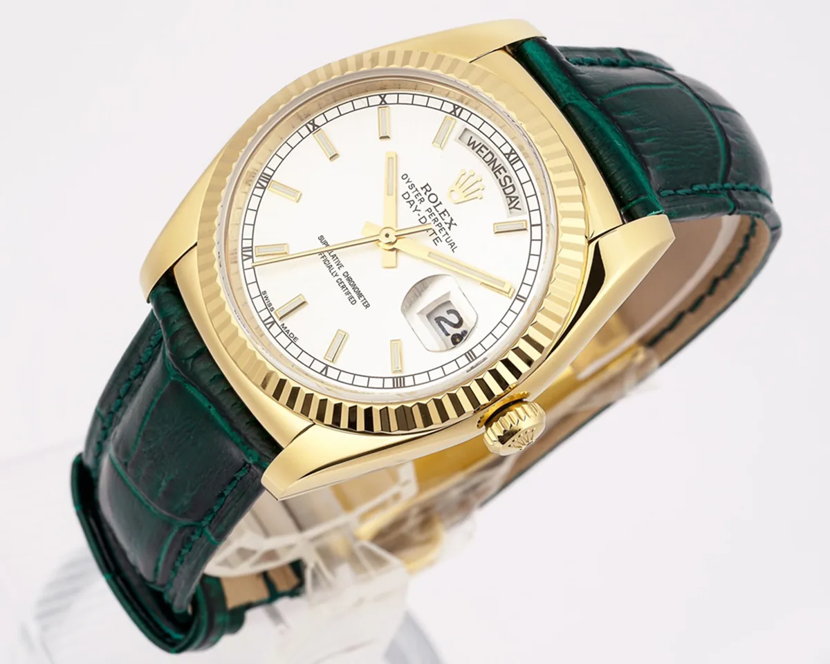 Day-Date 40 cadran vert en or jaune sur bracelet en cuir – Image 3