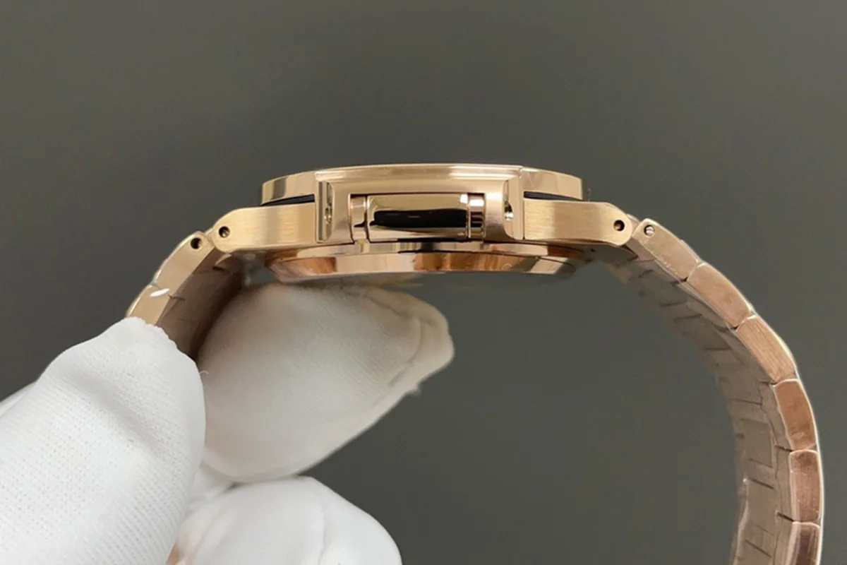 Nautilus 7118 White Dial with Diamond Markers in Rose Gold