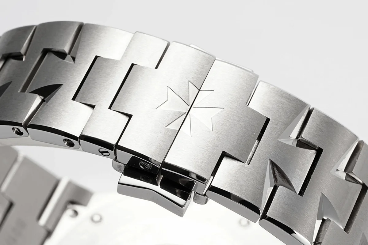 Overseas Automatic 47040 White Dial in Steel