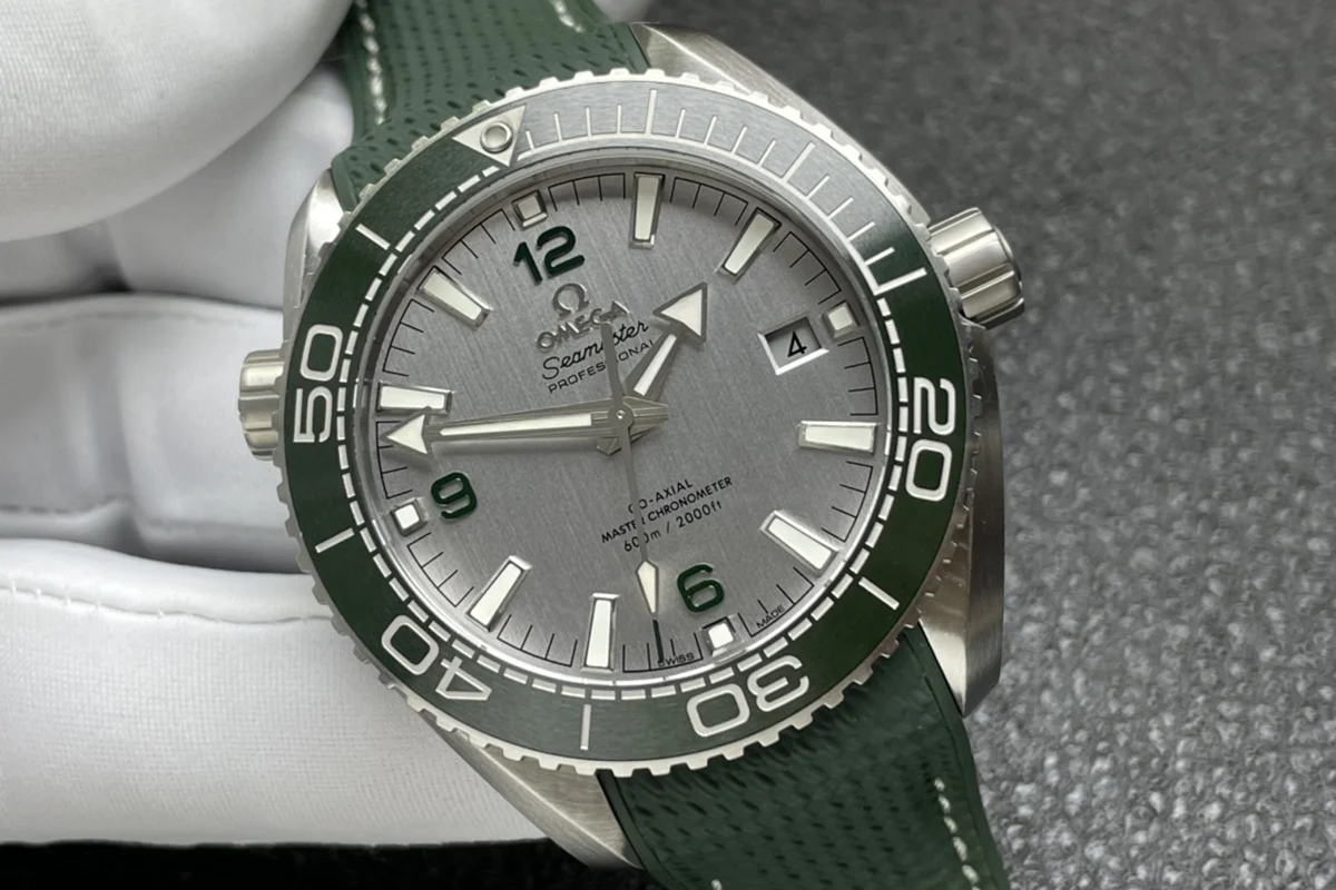 Seamaster Planet Ocean 600M 43.5mm White Dial Steel on Rubber Strap