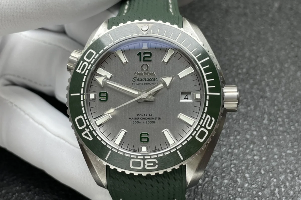 Seamaster Planet Ocean 600M 43.5mm White Dial Steel on Rubber Strap