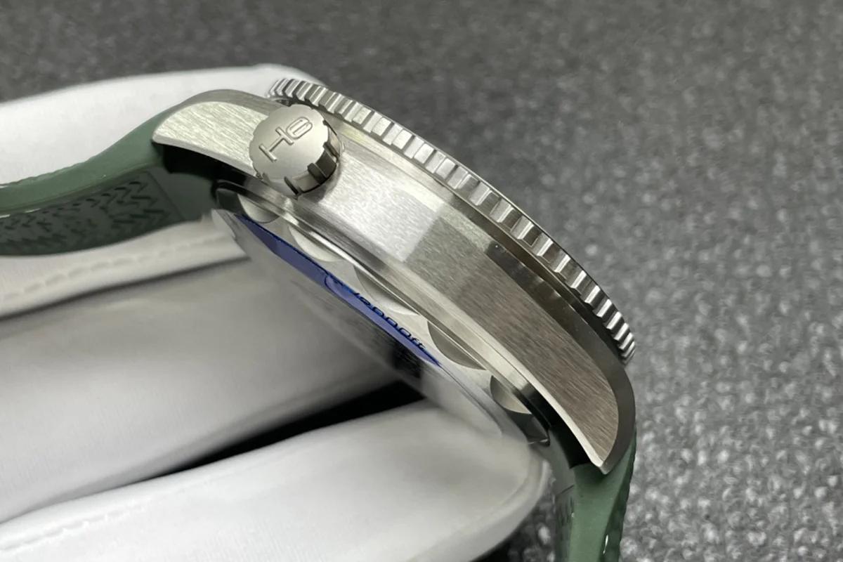 Seamaster Planet Ocean 600M 43.5mm White Dial Steel on Rubber Strap