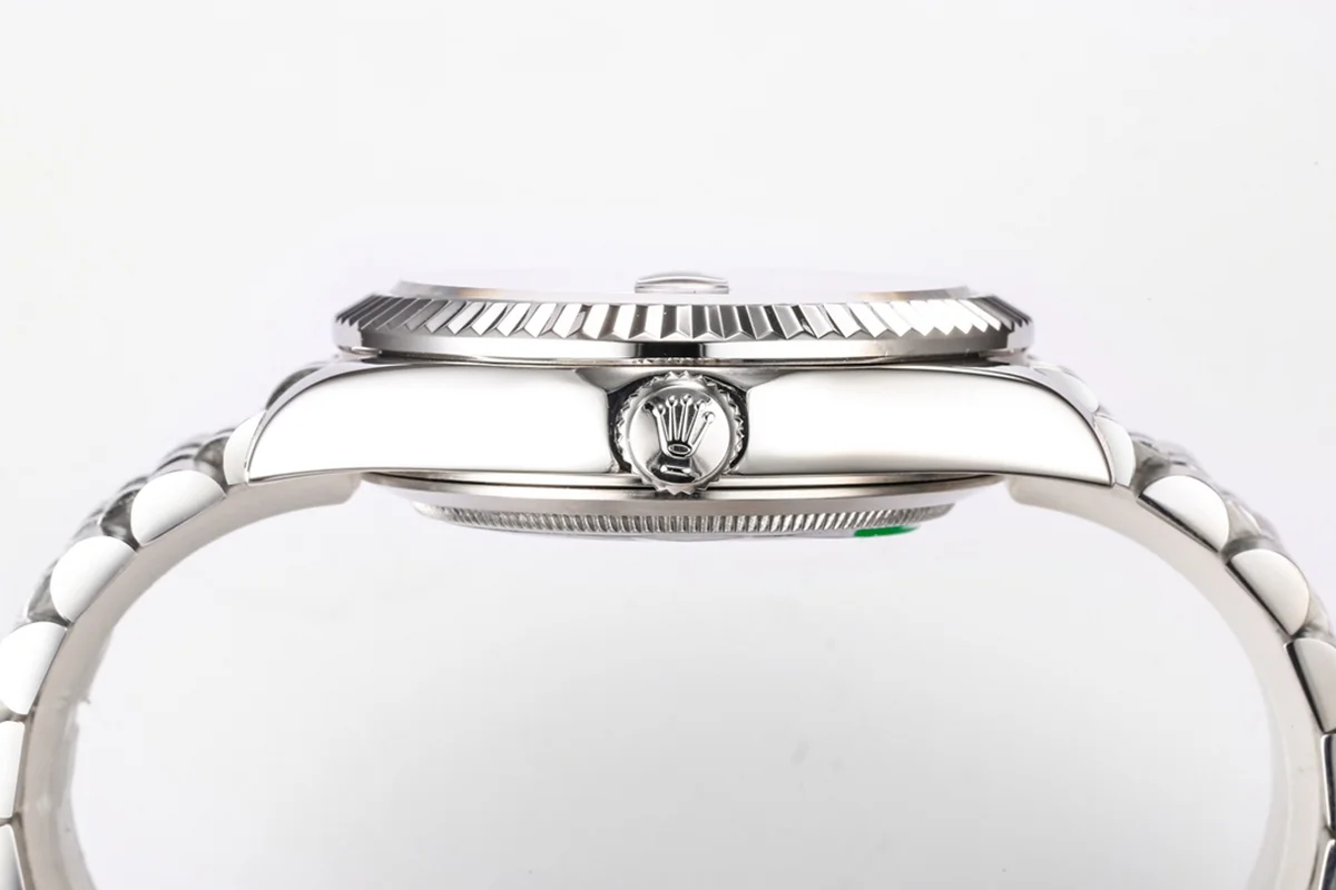 Sky-Dweller 326934 Off-White Dial in White Gold