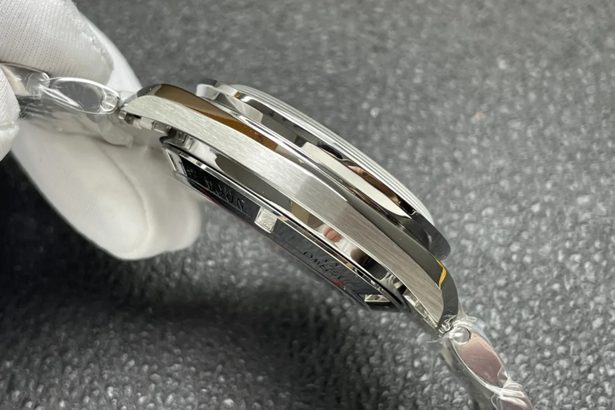 Speedmaster Moonwatch Professional White Dial in Steel